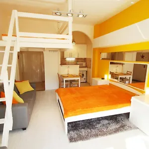  Apartamento Sunny With Balcony In Party District